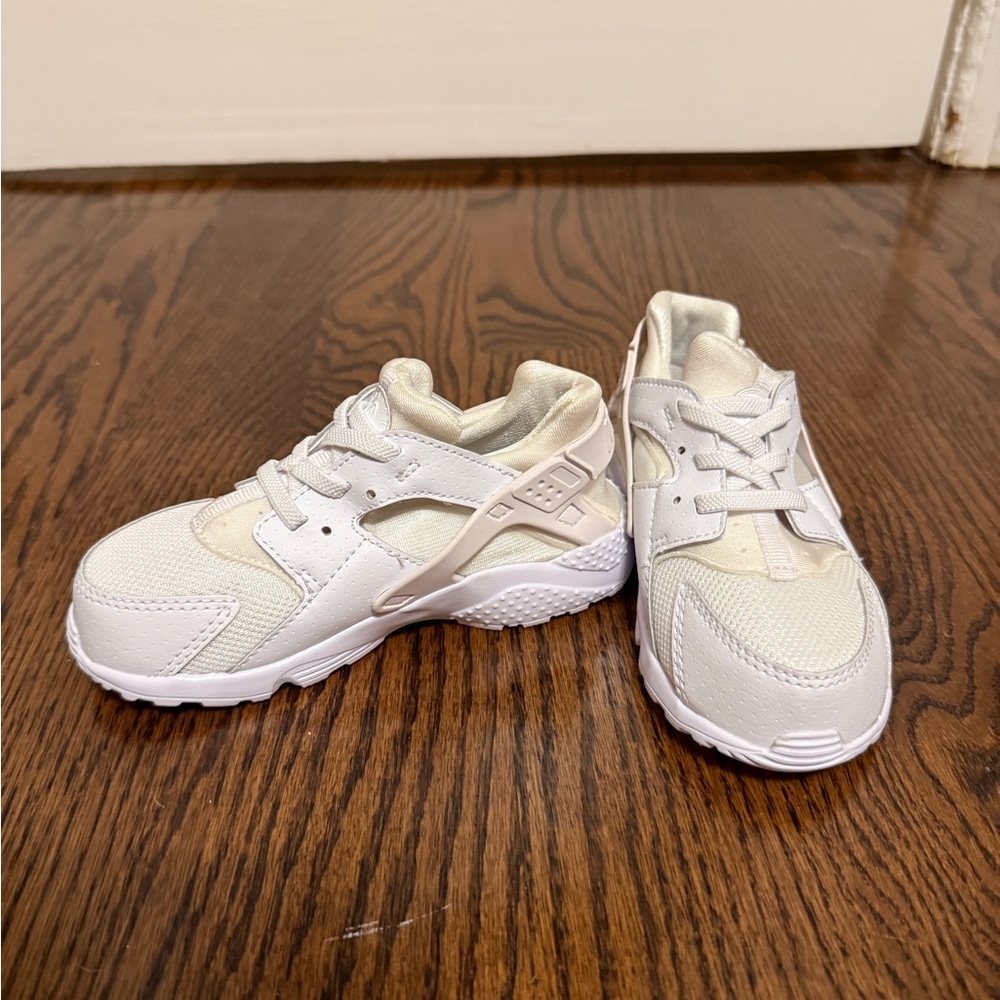 Baby Nike Huarache                               Nike Kids Cream&White Sneakers